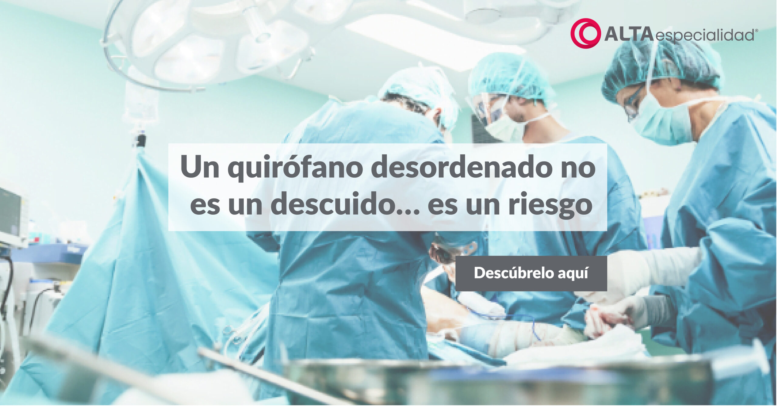 Quirófano desordenado que aumenta riesgos quirúrgicos y compromete la seguridad del paciente.