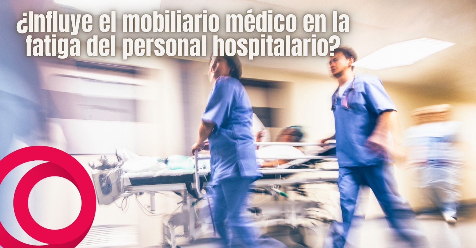 Personal de enfermería utiliza mobiliario médico ergonómico en un entorno hospitalario, reduciendo la fatiga física durante la jornada laboral.